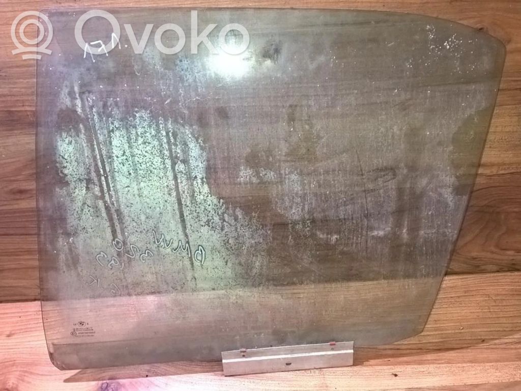 aizmugurējo durvju stikls