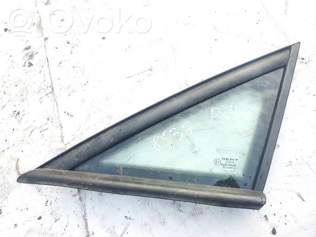 Front triangle window/glass