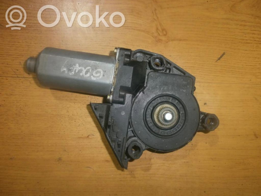 Volkswagen Golf IV Motorino alzacristalli della portiera anteriore 