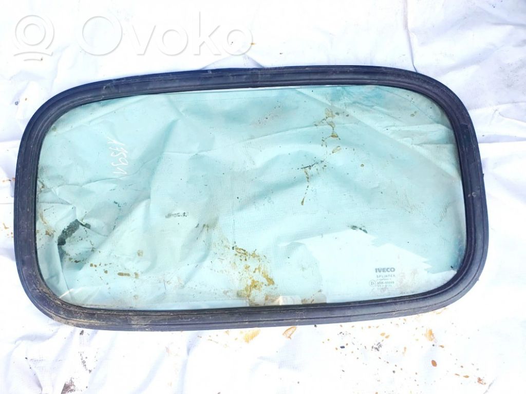 Etukolmioikkuna/-lasi