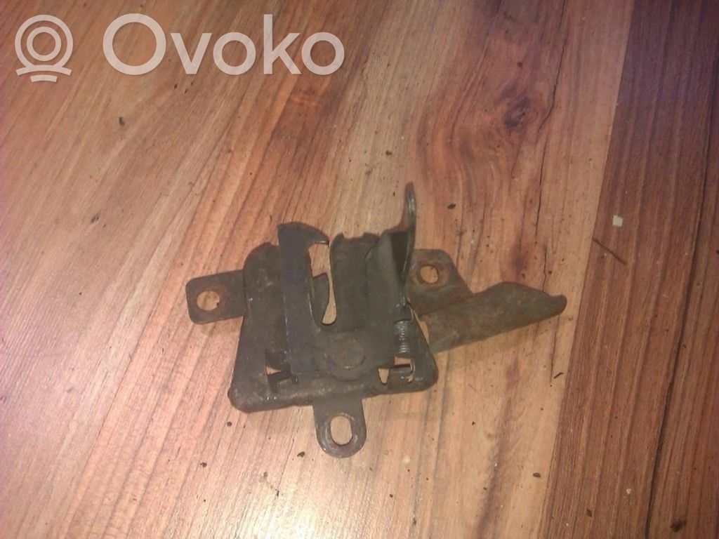 Spyna variklio dangčio