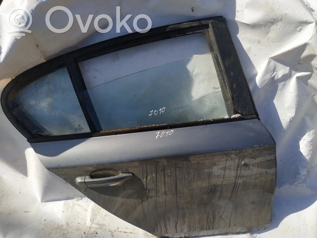 Aizmugurējās durvis   PILKOS,PILKOS