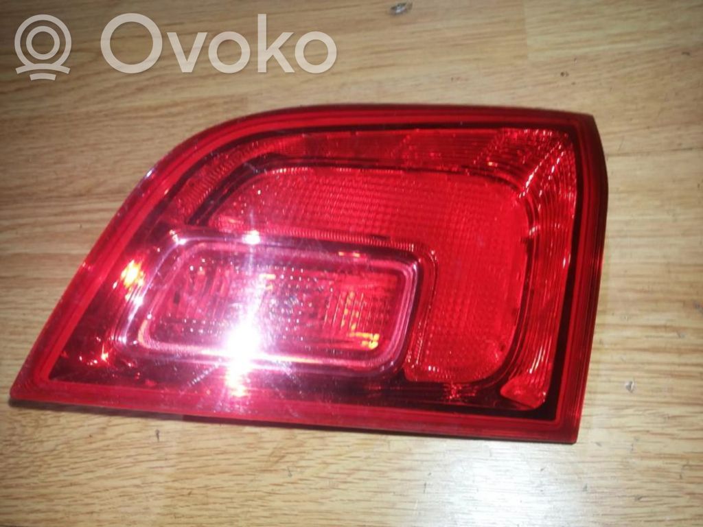 Opel Astra J Luci posteriori del portellone del bagagliaio 