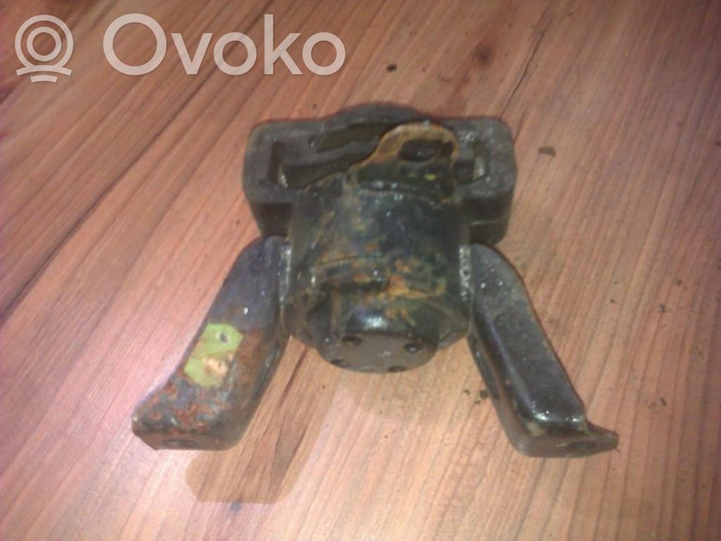 Engine mount bracket