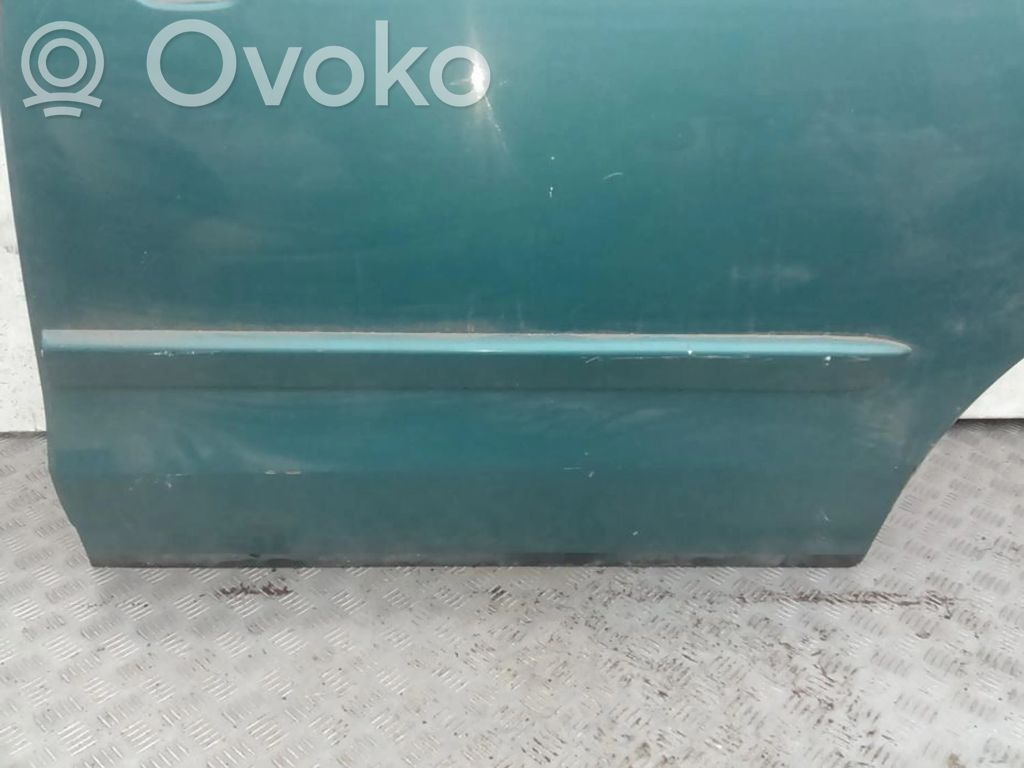 Listón embellecedor de la puerta delantera (moldura)