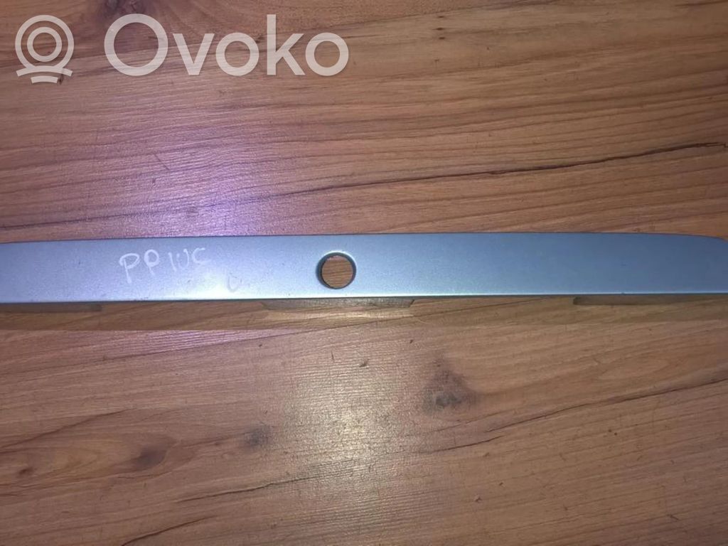 Toyota Prius (XW10) Listwa oświetlenie tylnej tablicy rejestracyjnej
