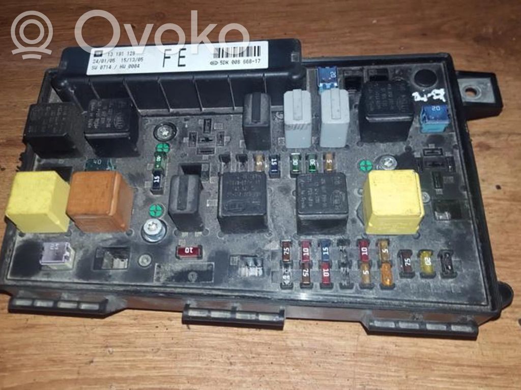 Opel Astra H Skrzynka bezpieczników / Komplet 