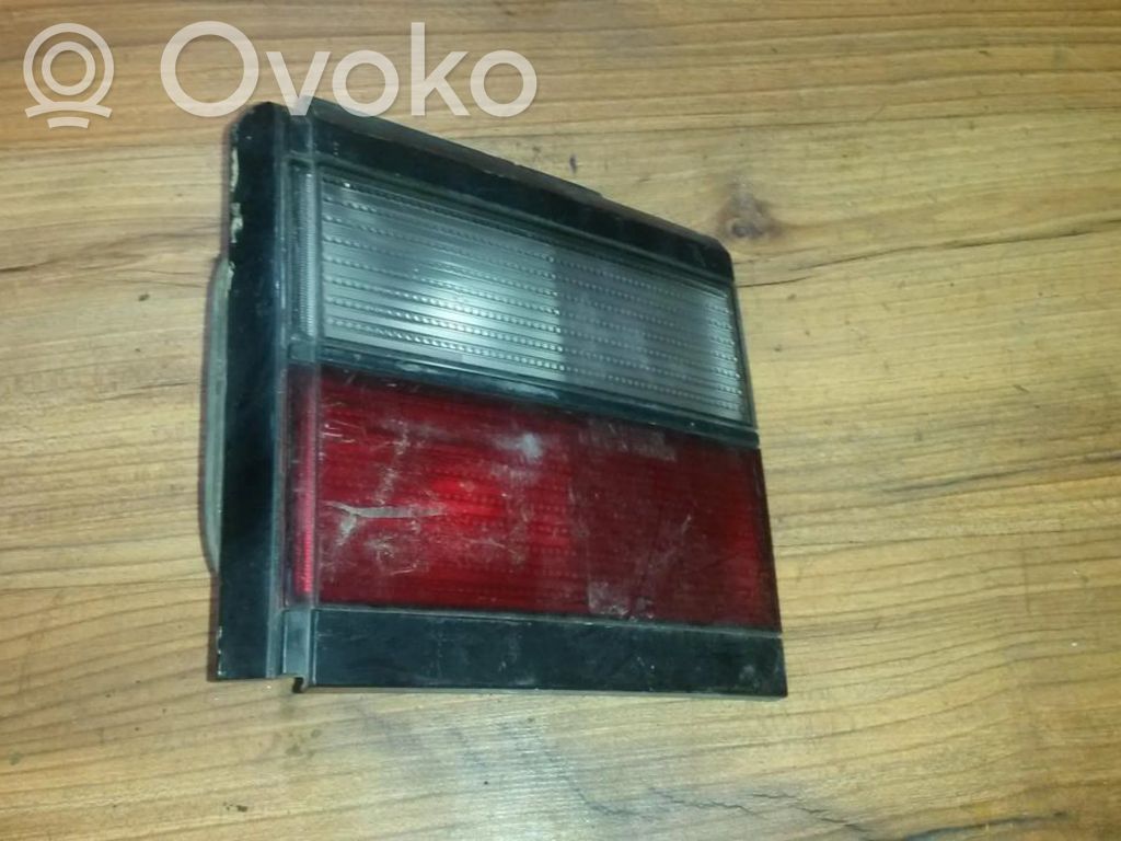 Volkswagen PASSAT B3 Lampă spate în capacul portbagajului 