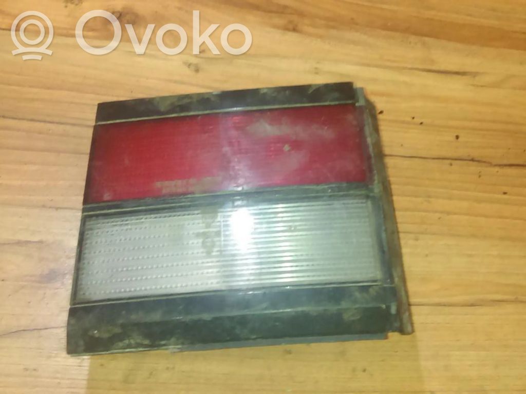 Volkswagen PASSAT B3 Lampă spate în capacul portbagajului 