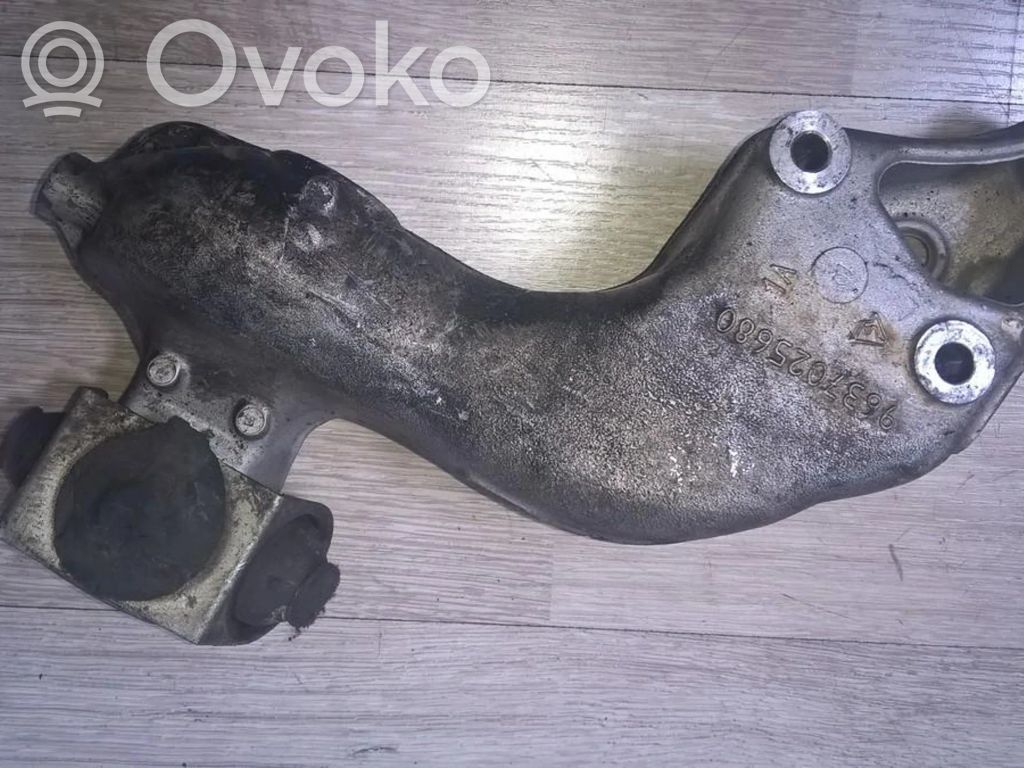 Peugeot 206 Engine mounting bracket 