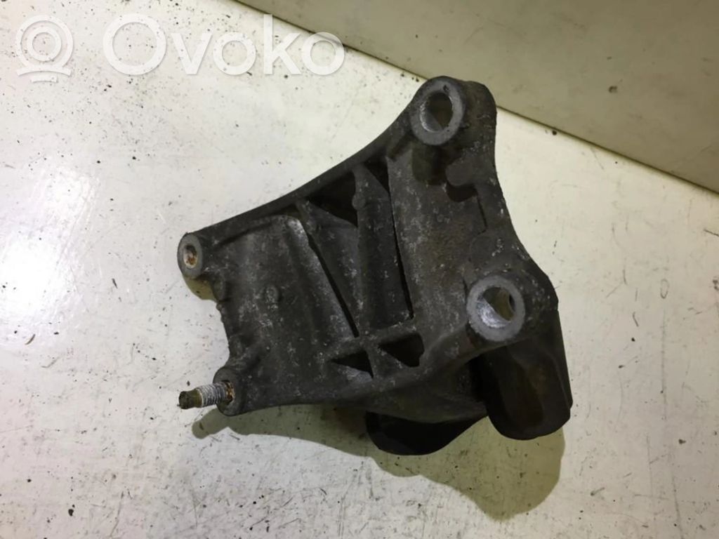 Nissan Almera N16 Wspornik / Mocowanie silnika 