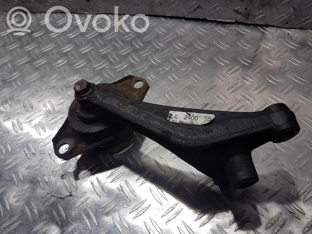 Engine mount bracket