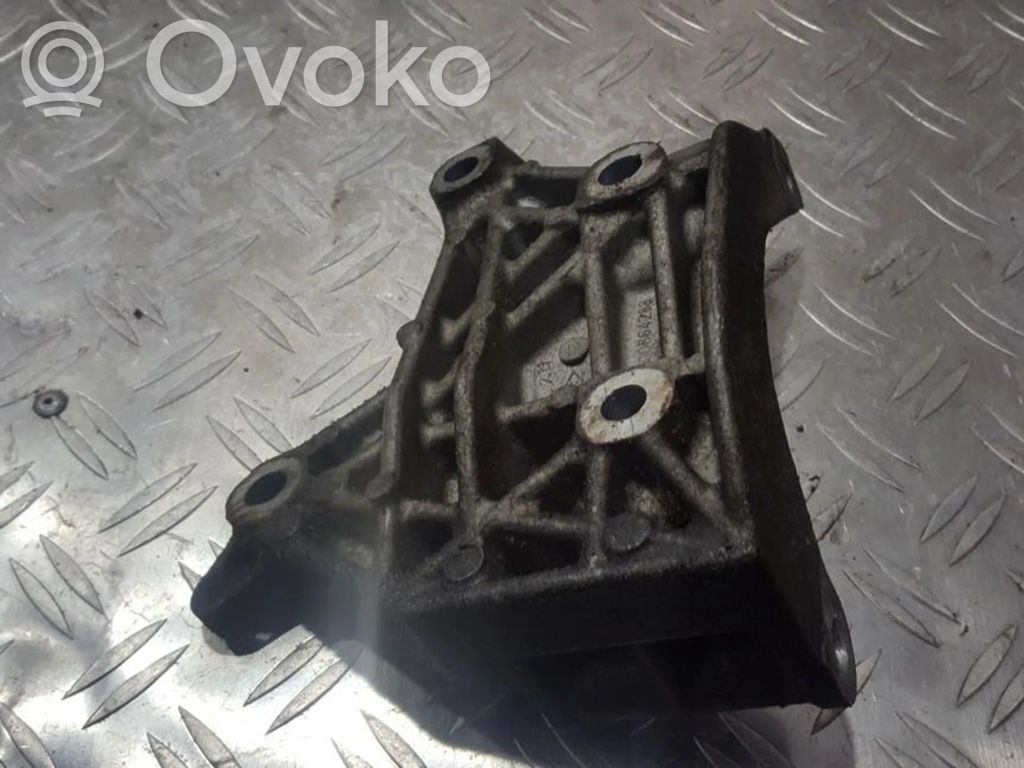 Renault Clio II Engine mounting bracket 