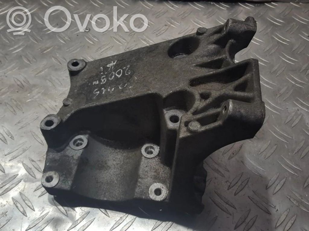 Ford Focus Engine mounting bracket 