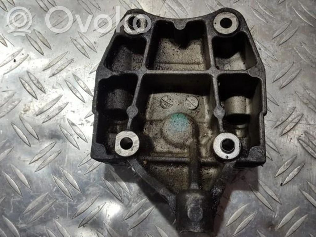 Peugeot 206 Engine mounting bracket 