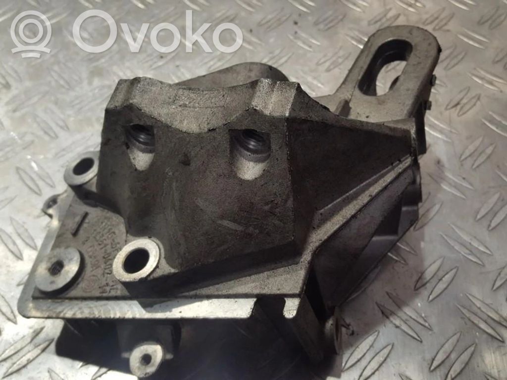 Ford Focus Engine mounting bracket 