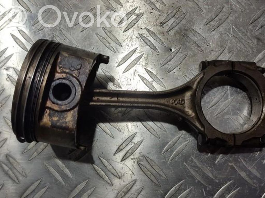 Piston cu bielă
