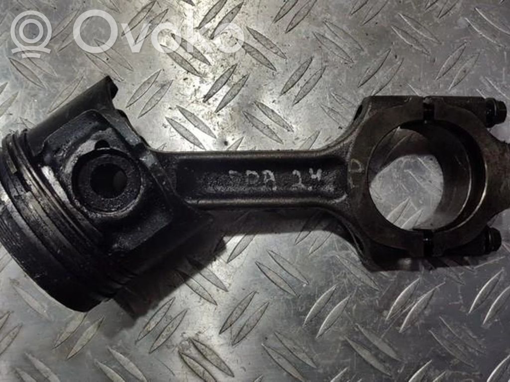 Piston cu bielă