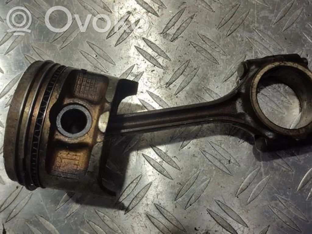 Piston cu bielă
