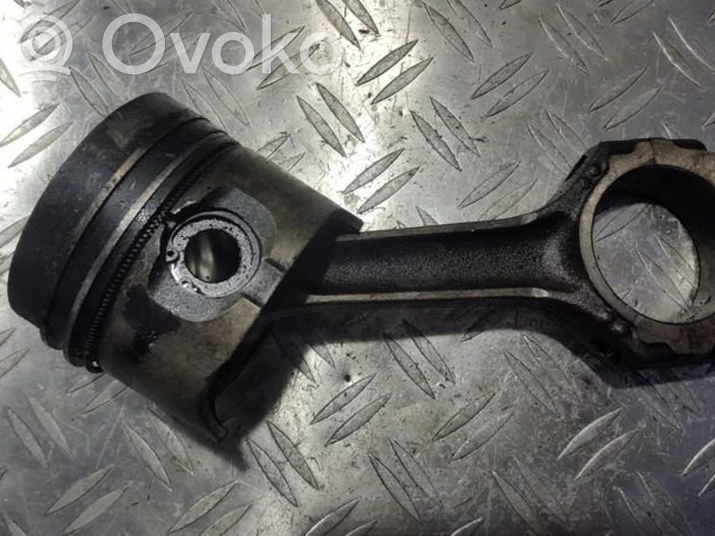 Piston avec bielle