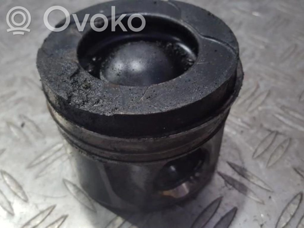 Toyota Avensis T250 Piston