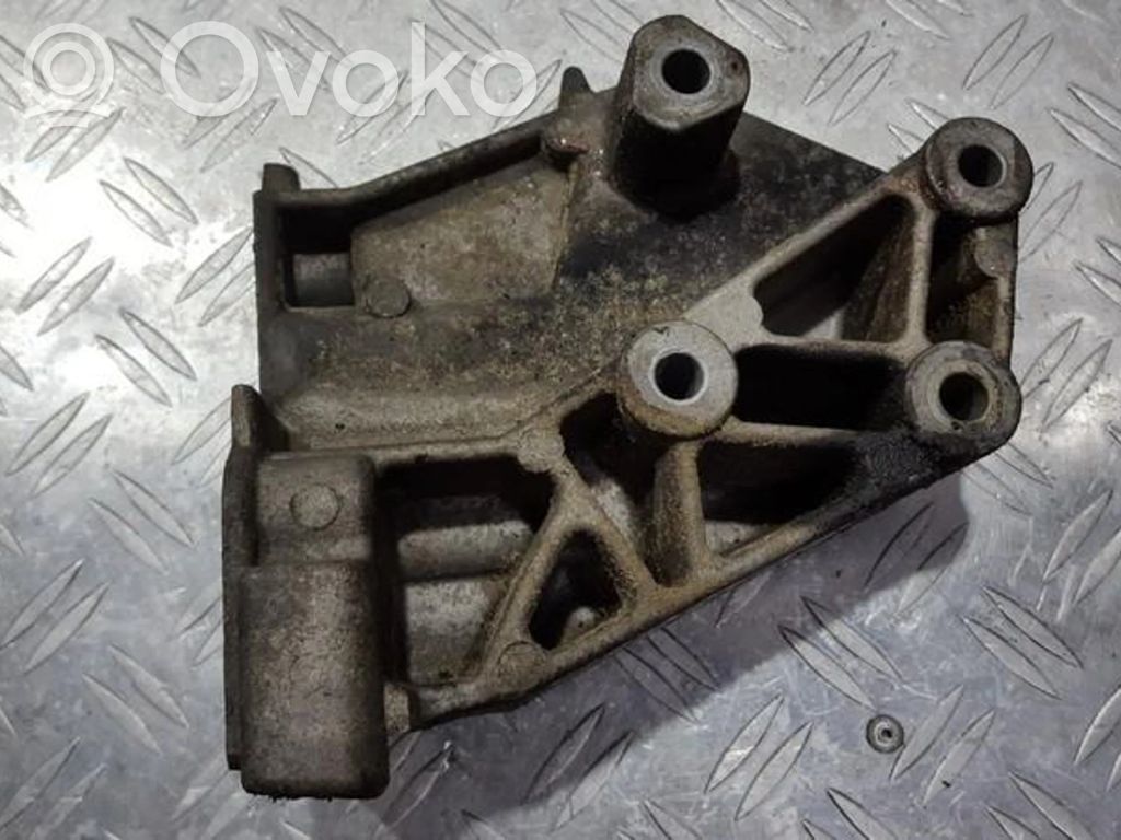 Renault Laguna I Engine mounting bracket 