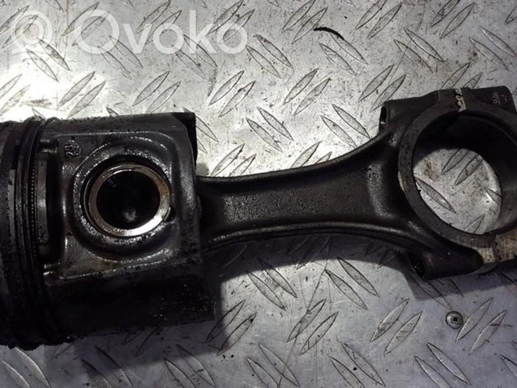 Piston cu bielă
