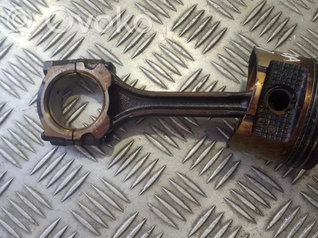 Piston cu bielă