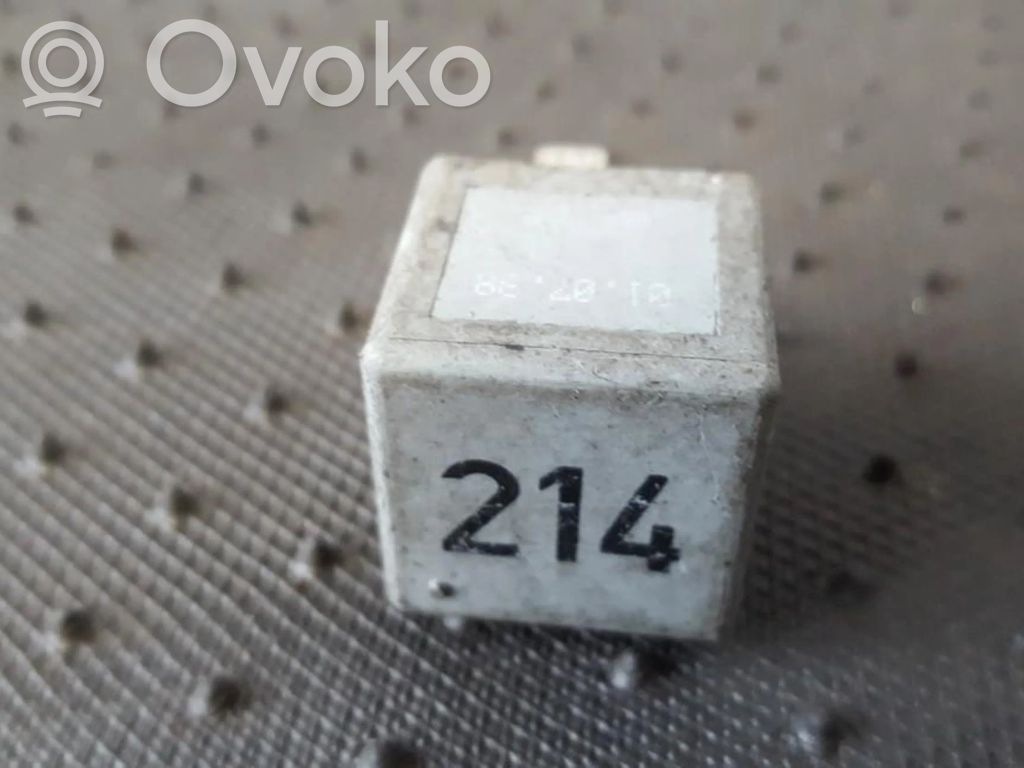 Audi A4 S4 B5 8D Inne przekaźniki 