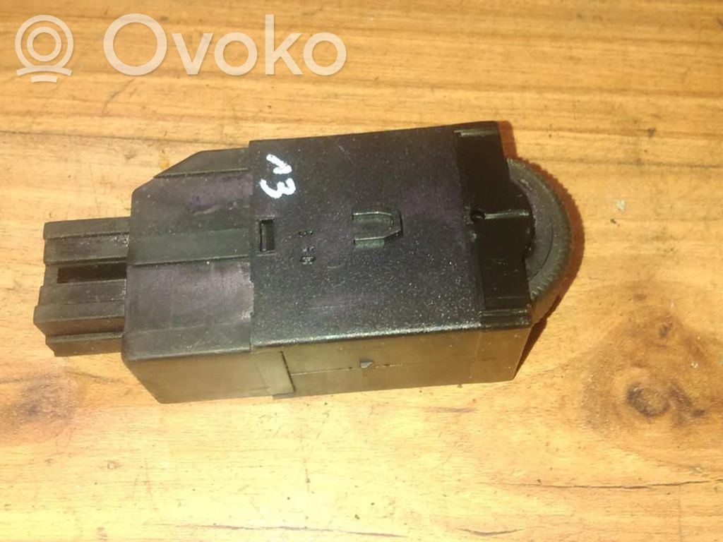 Mitsubishi Carisma Przycisk / Pokrętło regulacji świateł 