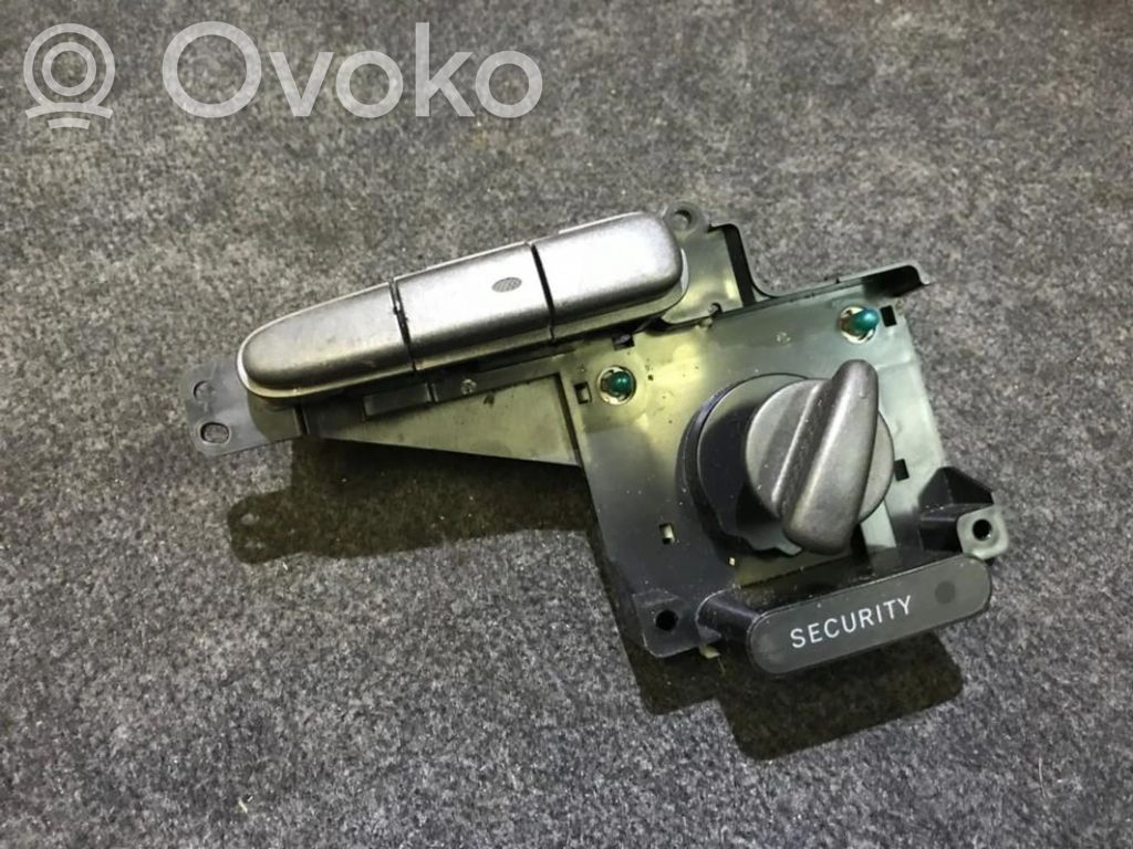 Toyota Yaris Interruttore luci di emergenza 
