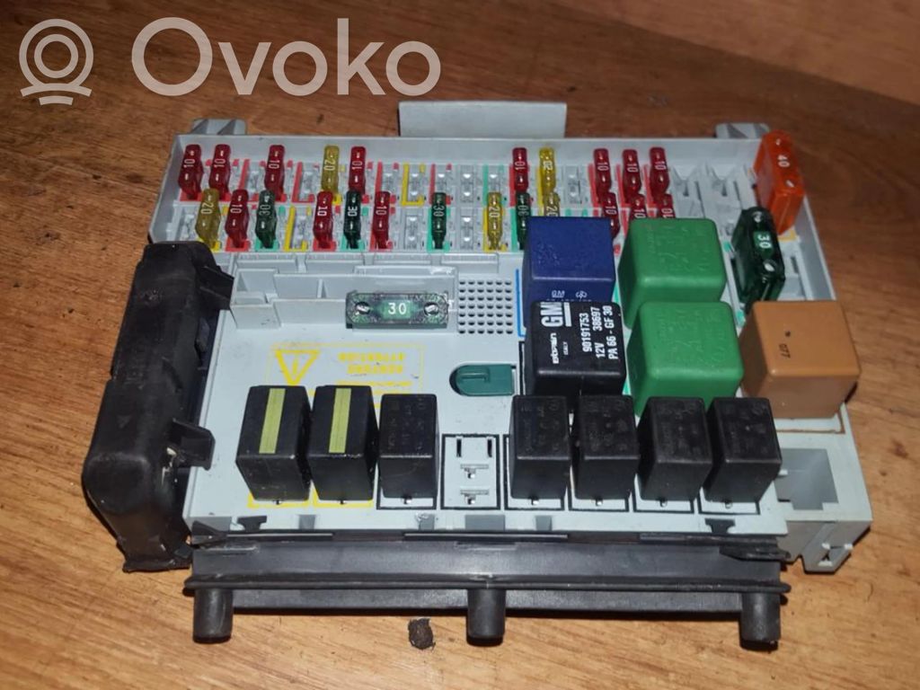 Opel Vectra B Skrzynka bezpieczników / Komplet 