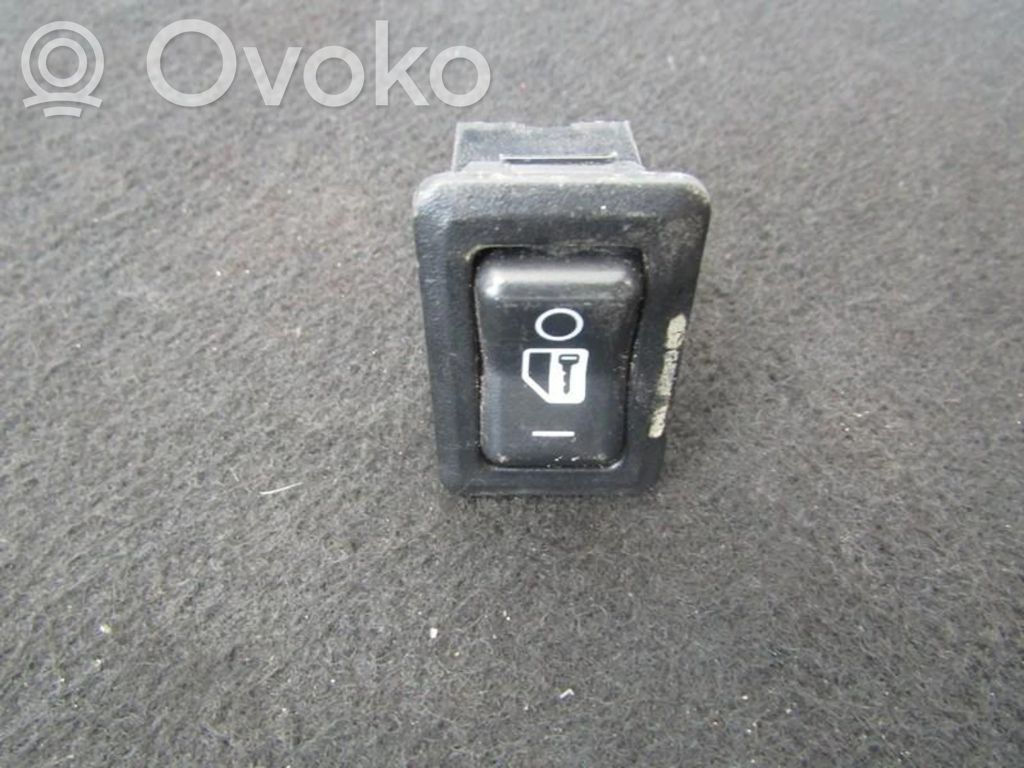 Mitsubishi Carisma Przycisk centralnego zamka 