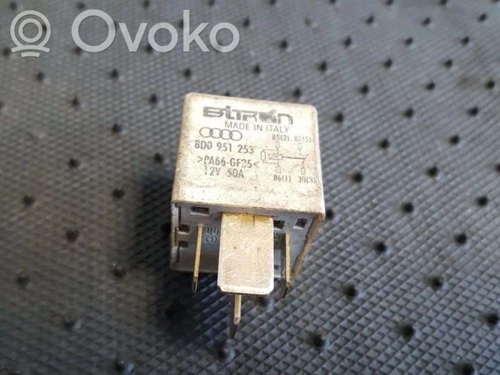 Otros relés   8D0951253,370,8D0951253