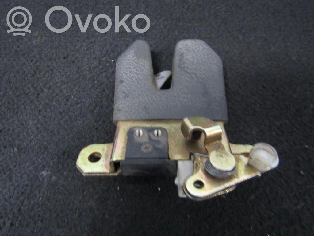 Volkswagen PASSAT B5 Blocco/chiusura/serratura del portellone posteriore/bagagliaio