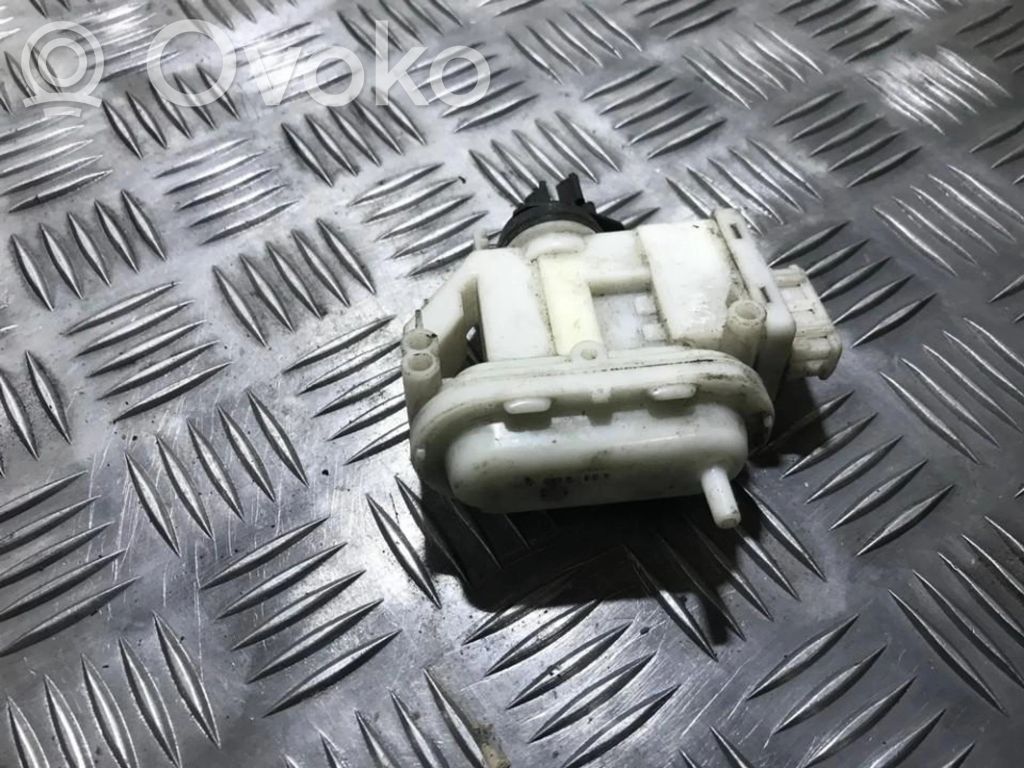 Volkswagen PASSAT B4 Pompă vacuum închidere centralizată 
