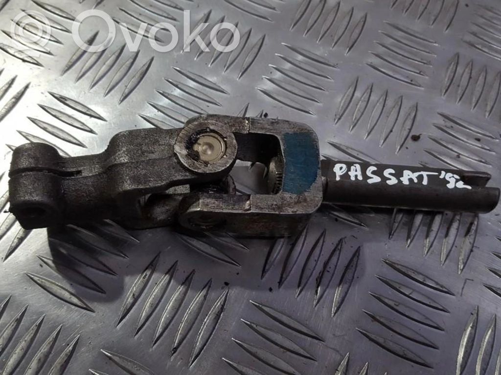 Volkswagen PASSAT B3 Przegub wału kolumny kierowniczej 
