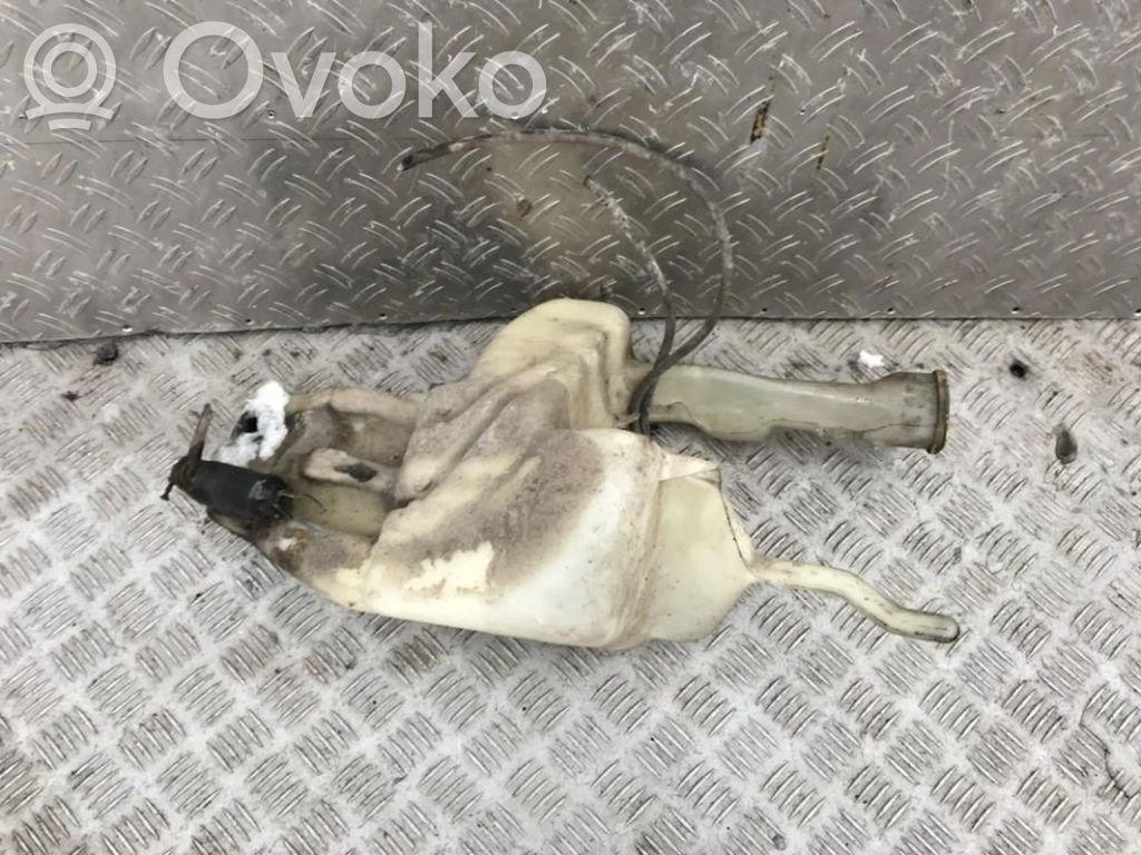 Tuulilasinpesimen nestesäiliö