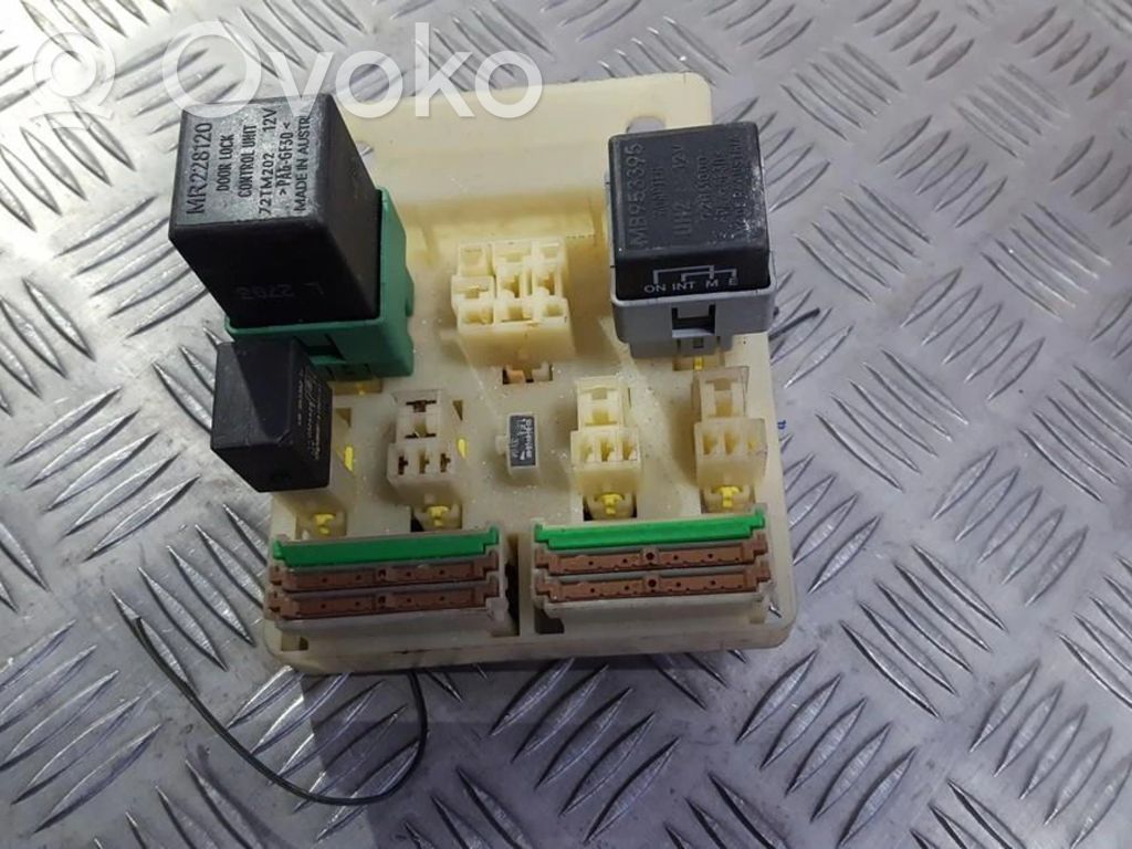 Mitsubishi Carisma Skrzynka bezpieczników / Komplet 