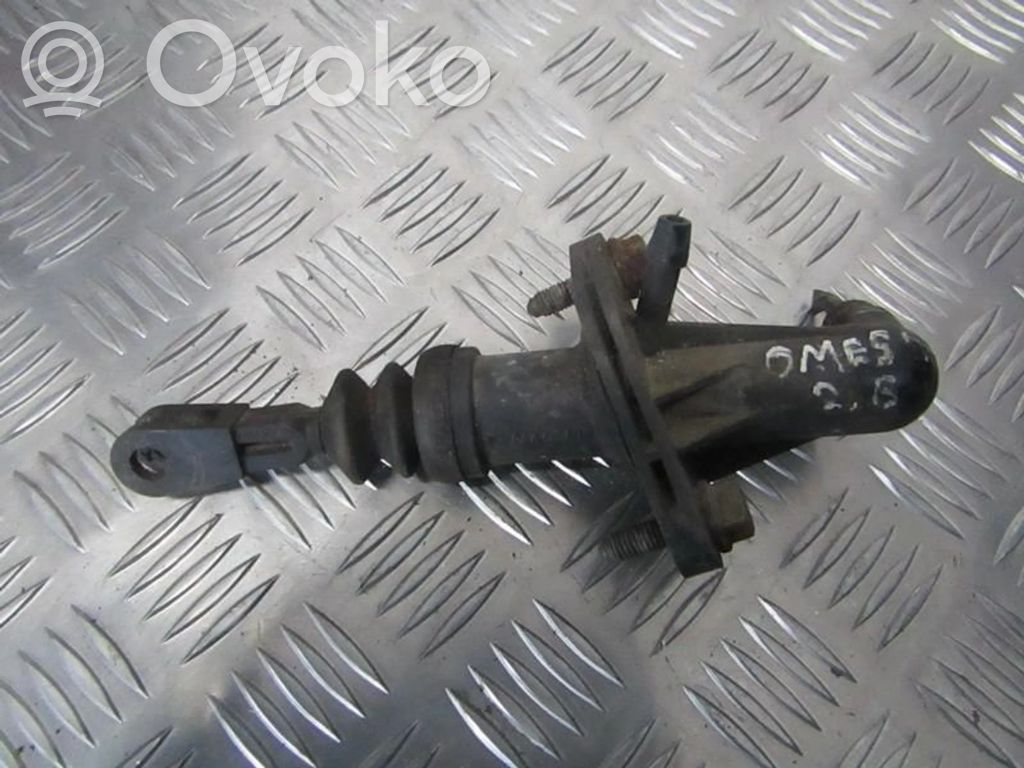 Opel Omega B1 Główny cylinder sprzęgła 
