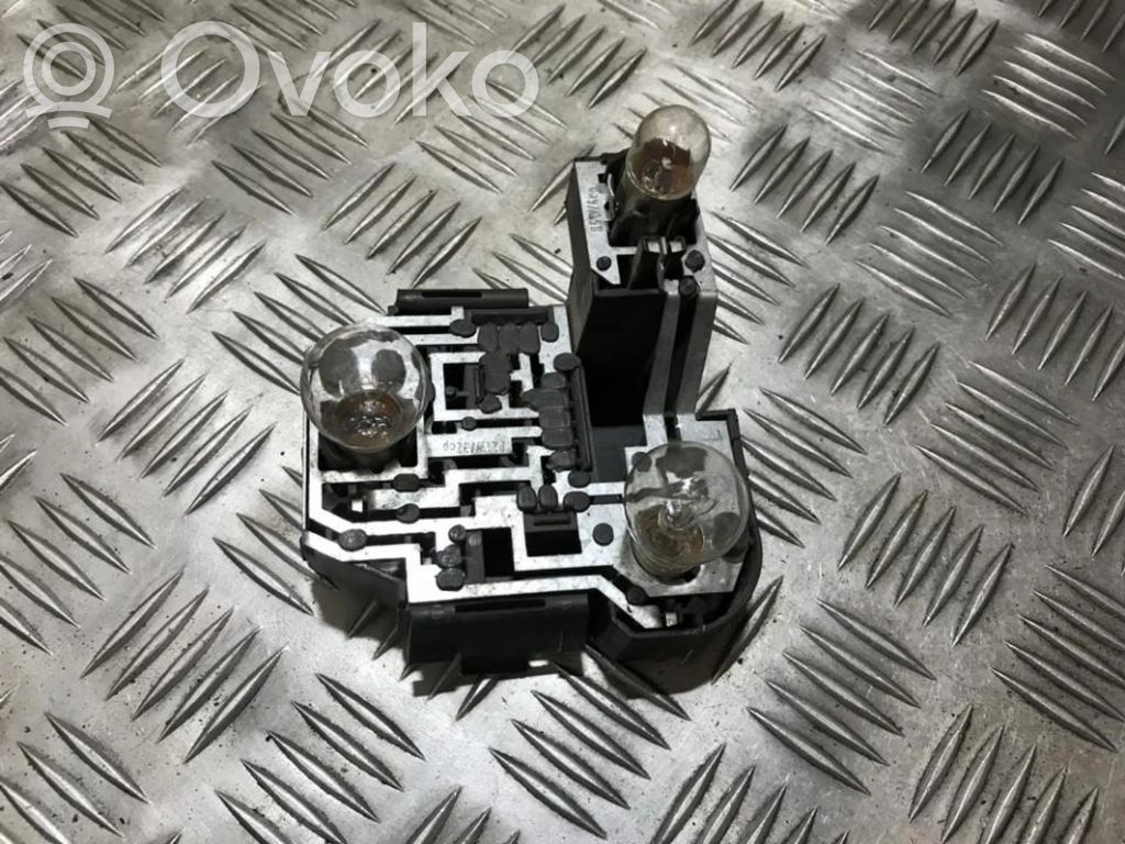 Volkswagen PASSAT B3 Suport becuri lampă spate 