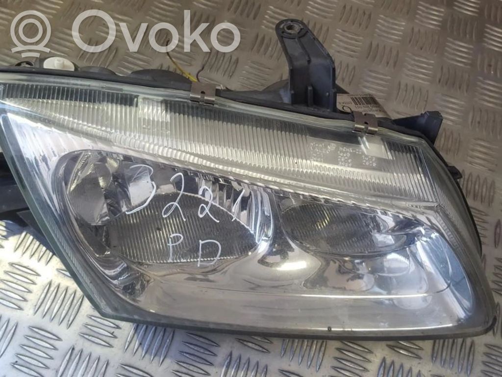 Nissan Almera N16 Lampa przednia 
