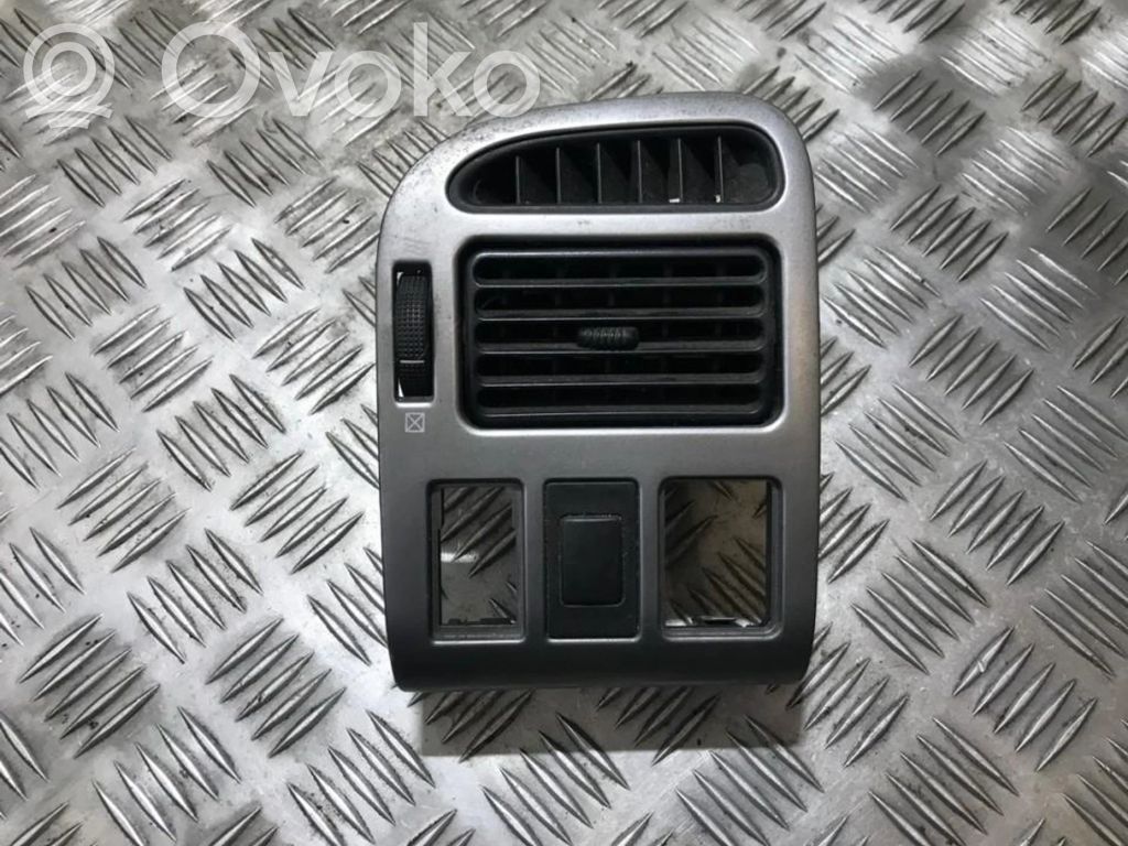 Toyota Avensis T220 Dysze / Kratki środkowego nawiewu deski rozdzielczej 