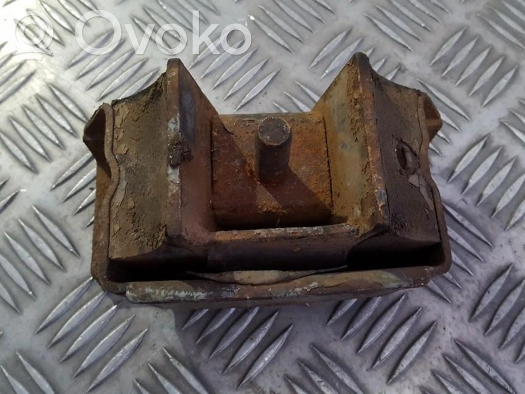 Engine mount bracket