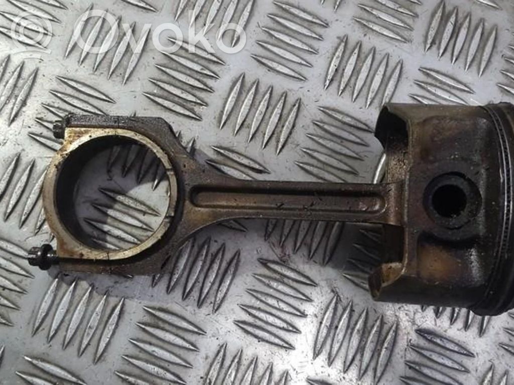 Piston cu bielă