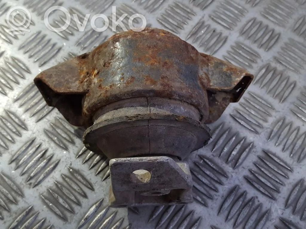Volkswagen PASSAT B3 Engine mount bracket