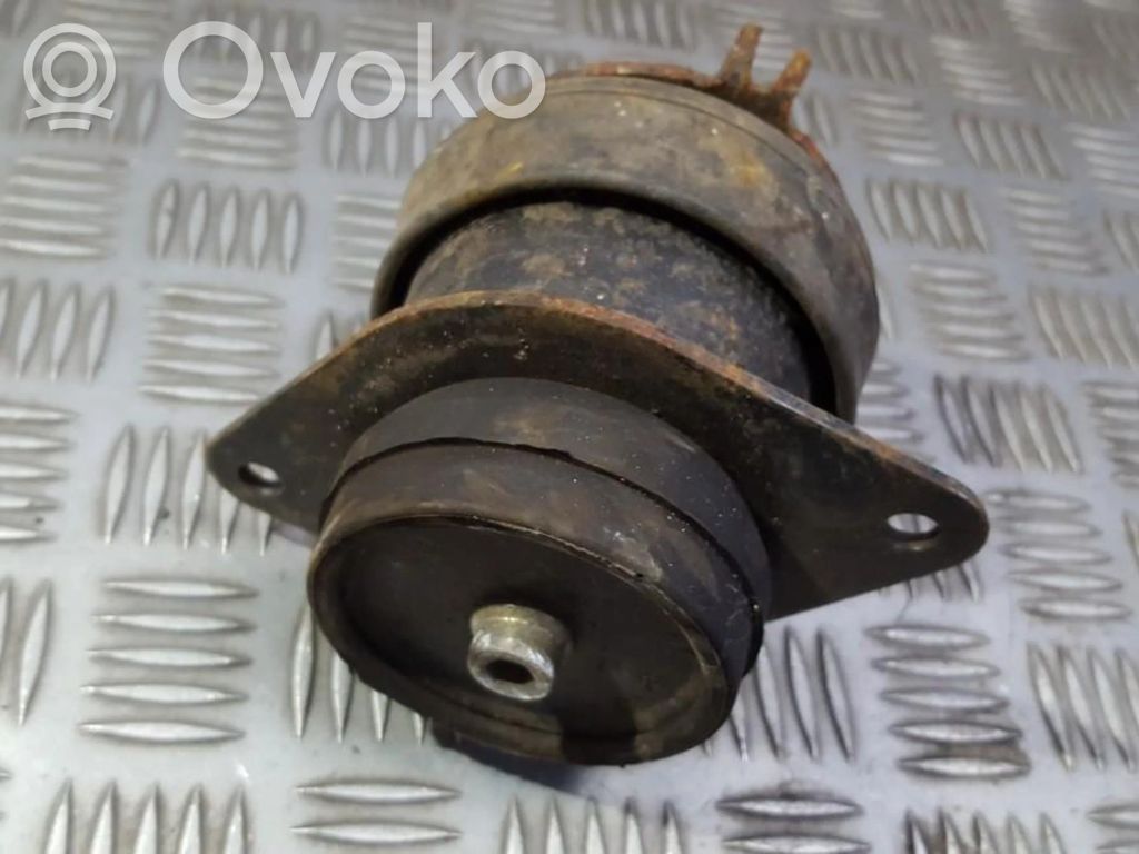 Volkswagen Caddy Moottorin kiinnikekorvake 