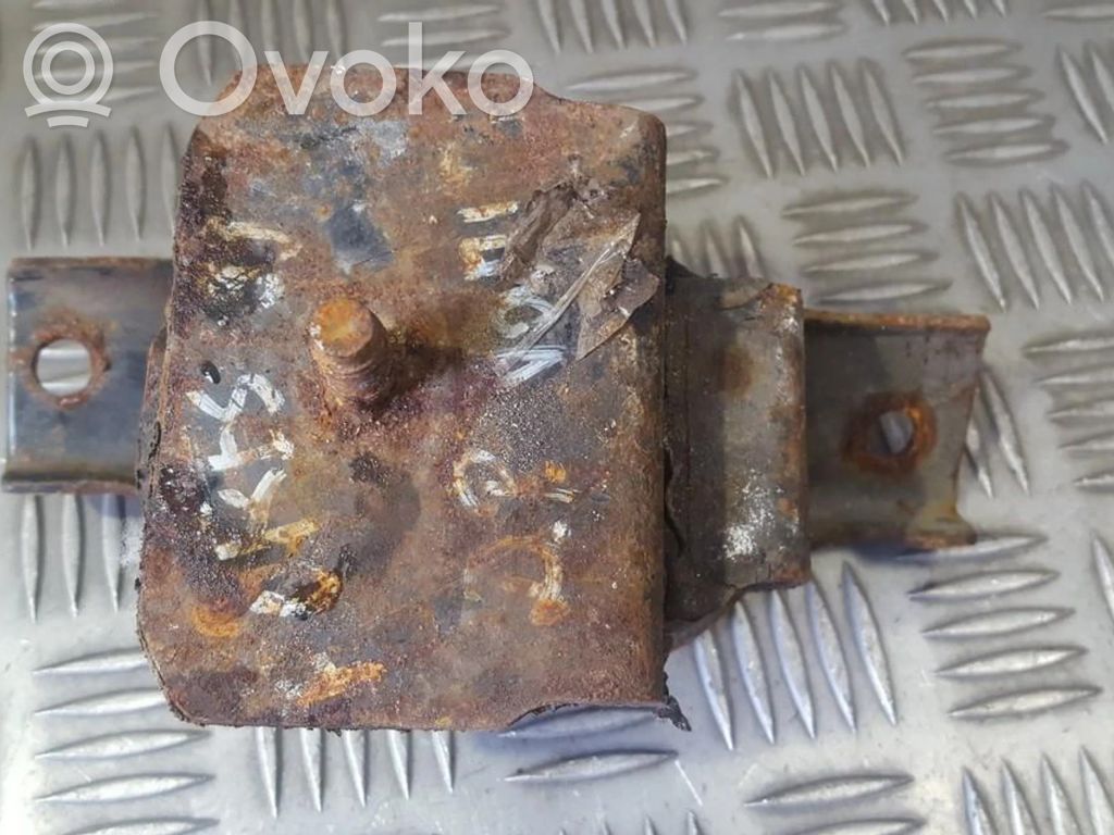 Subaru Legacy Engine mount bracket 