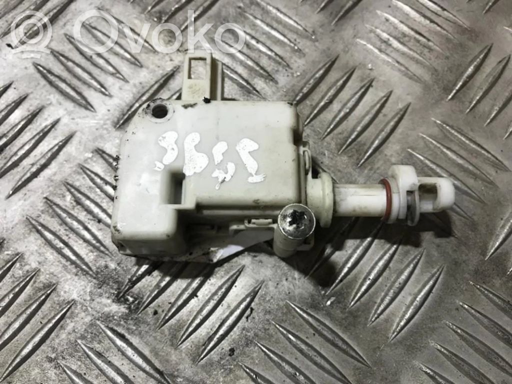 Volkswagen PASSAT B5 Motorino della chiusura centralizzata 