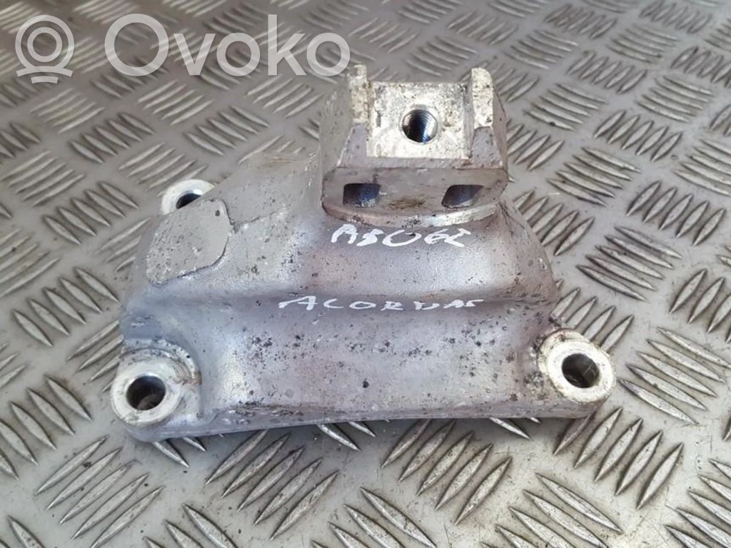 Honda Accord Engine mounting bracket 
